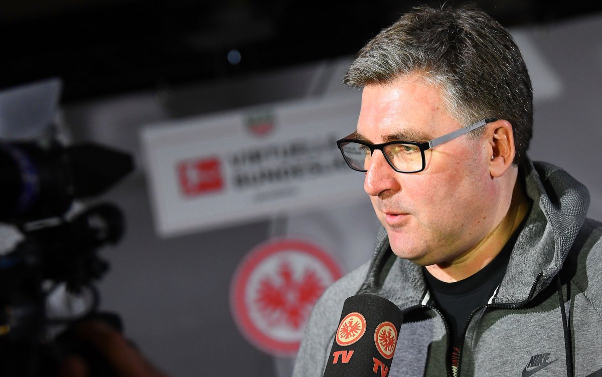 Eintracht's tweet photo. Vorstand Axel #Hellmann: "#eSport passt zu unserer Philosophie, junge Fans an die Eintracht zu binden. Dies gilt nicht nur für den Ausbau bezahlbarer Stehplätze im Stadion, sondern auch für Aktivitäten außerhalb des Platzes."
#SGE #THVBL #eAdler https://t.co/3tntcTq6bY