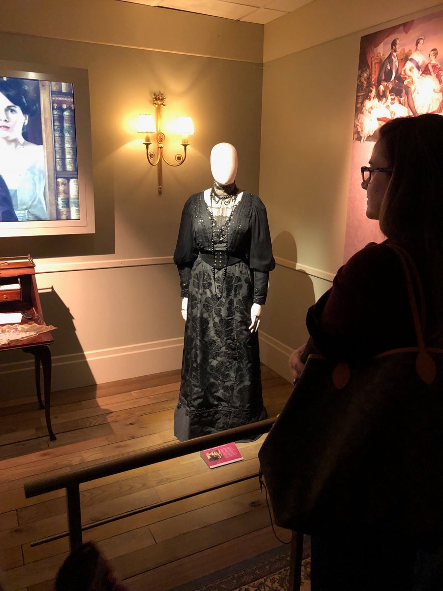 BlondeAndXbones's tweet photo. Outfit worn by The Dowager Countess, the brilliant Dame Maggie Smith @DowntonAbbey #DowntonExhibition https://t.co/mhETcckbZI