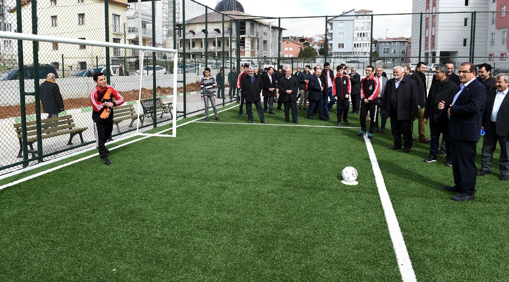 usak valiligi on twitter ertugrul gazi anadolu imam hatip lisesi bahcesine yapilan hali sahanin acilisi vali salim demir ve protokol uyeleri tarafindan gerceklestirildi https t co wwxpmmv5ig twitter