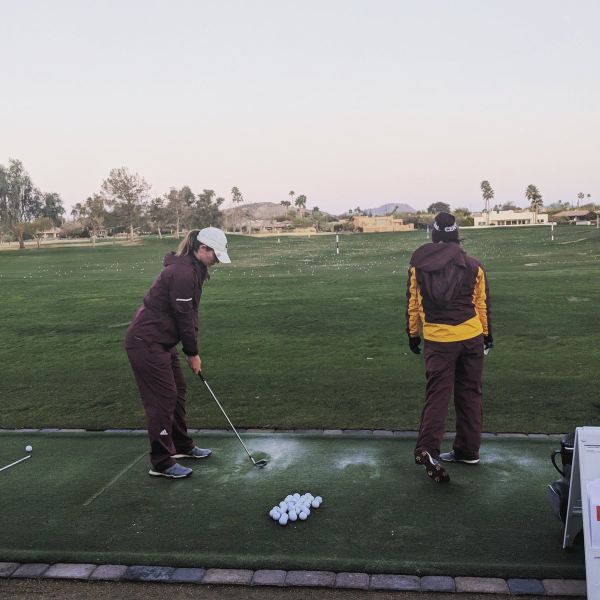 CMUWGolf's tweet image. Half-hour frost delay for the last day (3) at Rio Verde Invitational in AZ with temperatures at 36°F ❄️ Team is ready to make some moves and climb up some numbers  🔥🔥🔥 #FIREUP #GoLow #SharpFocus ⛳🏌🏼‍♀️🎯