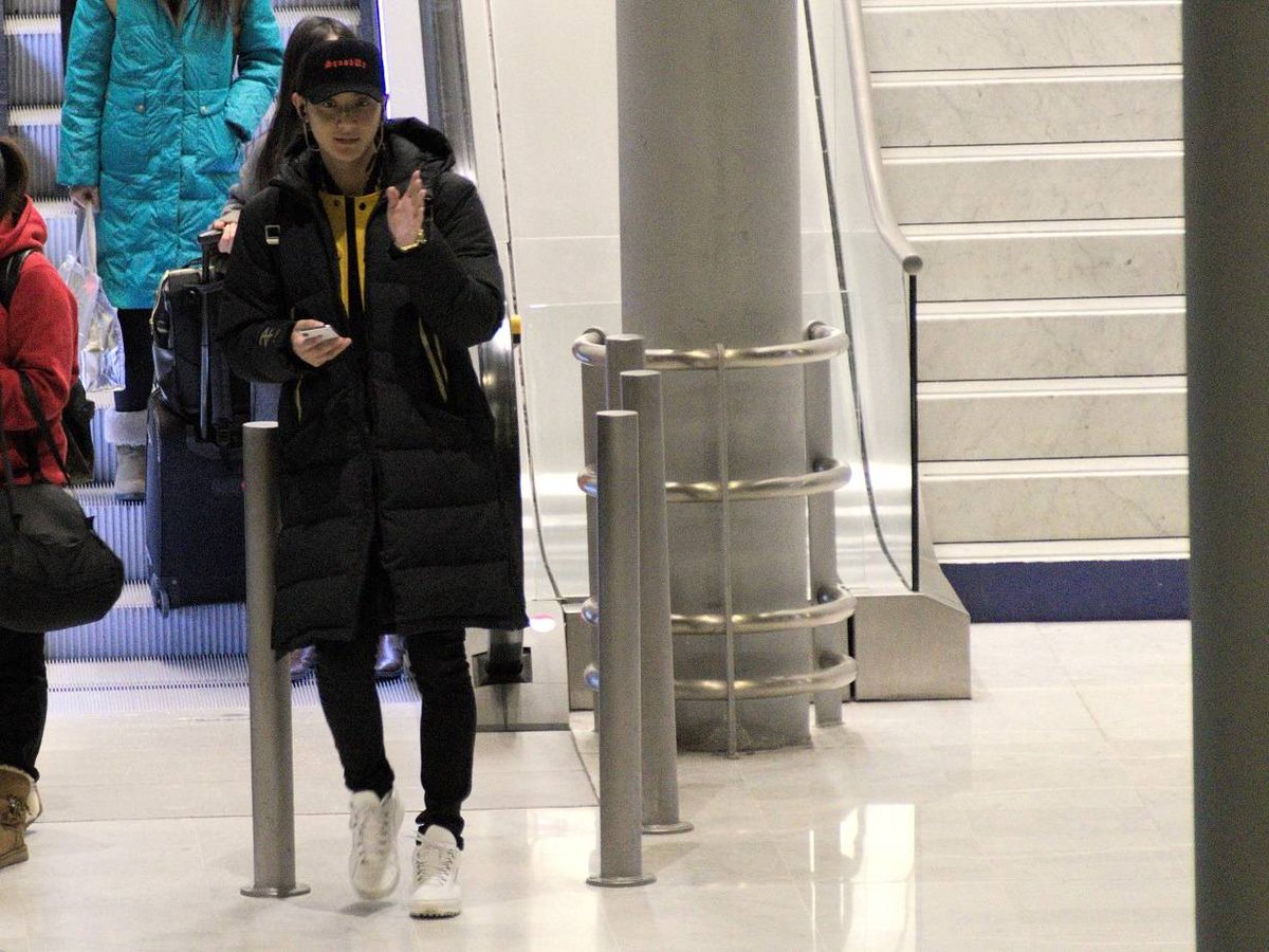SeesternZTao's tweet photo. forgot to Upload on Twitter again 🐥 Zitao @ Paris CDG airport 180225 #zitao https://t.co/XWH5vQ6vU5