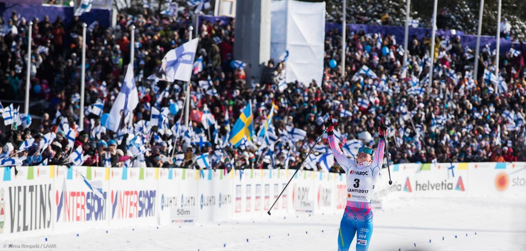 Tasan vuosi sitten @lahti2017 vietettiin talviurheilujuhlaa loppuunmyydyn stadionin edessä. Päivä muistetaan myös Suomen ensimmäisestä MM-mitalista. Lisää suomalaismenestystä <a href="/lahtiskigames/">Salpausselän kisat – Lahti Ski Games</a> jo ensi viikonloppuna? #kisaviikonloppu #lahti2018 #throwback #vuosipäivä
