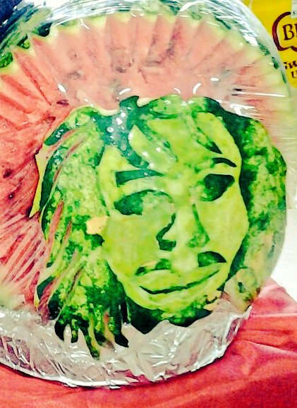 saintleer's tweet photo. Image of Bob Marley carved in a watermelon. #Bobmarley #foodporn https://t.co/NsQhkxxzLC