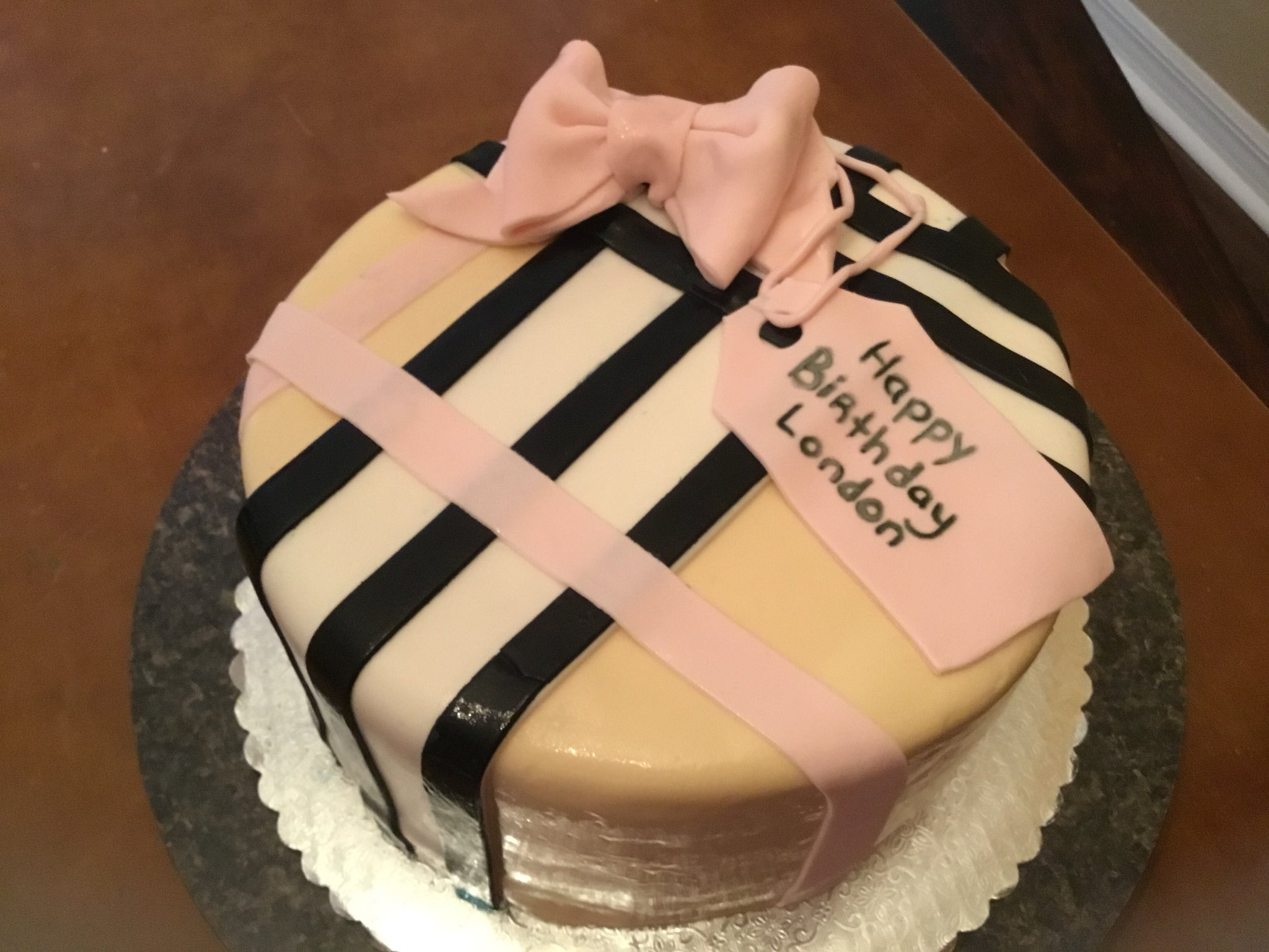 wanda mercado on Twitter: "Channeling #Designer #handbag #burburry for this  #lucky little #lady's #birthdaycake. #bougie #cake https://t.co/HGeLWM54un"  / Twitter