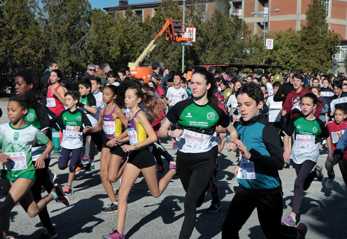 AytoAlcalaH's tweet photo. 📸🏃 Hoy se ha celebrado el XL cross del Colegio San Gabriel @SGabrielAlcala @DeportesSanGa 

El alcalde @javiRpalacios, @diana_diaz_pozo, y concejales/as @AytoAlcalaH han participado en la entrega de premios 🏆 https://t.co/QhZRXDDIro