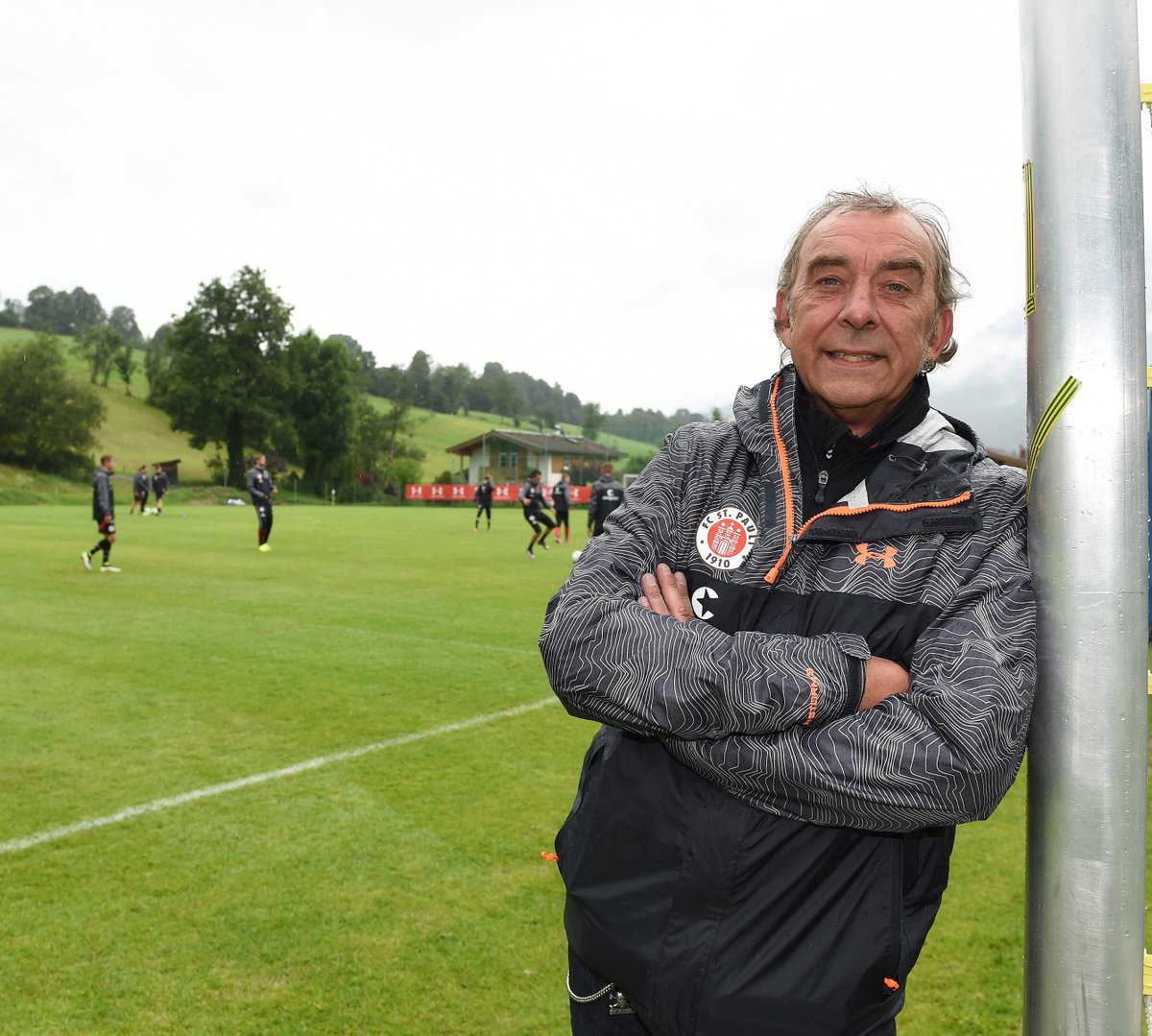 fcstpauli_EN's tweet photo. Supervisory board member Roger #Hasenbein is 60 today. #HappyBirthday, Roger! Here's to a fantastic day and hopefully three points! 🙌🎊🎉 #fcsp #fcspksv https://t.co/7IeUcOg0Du