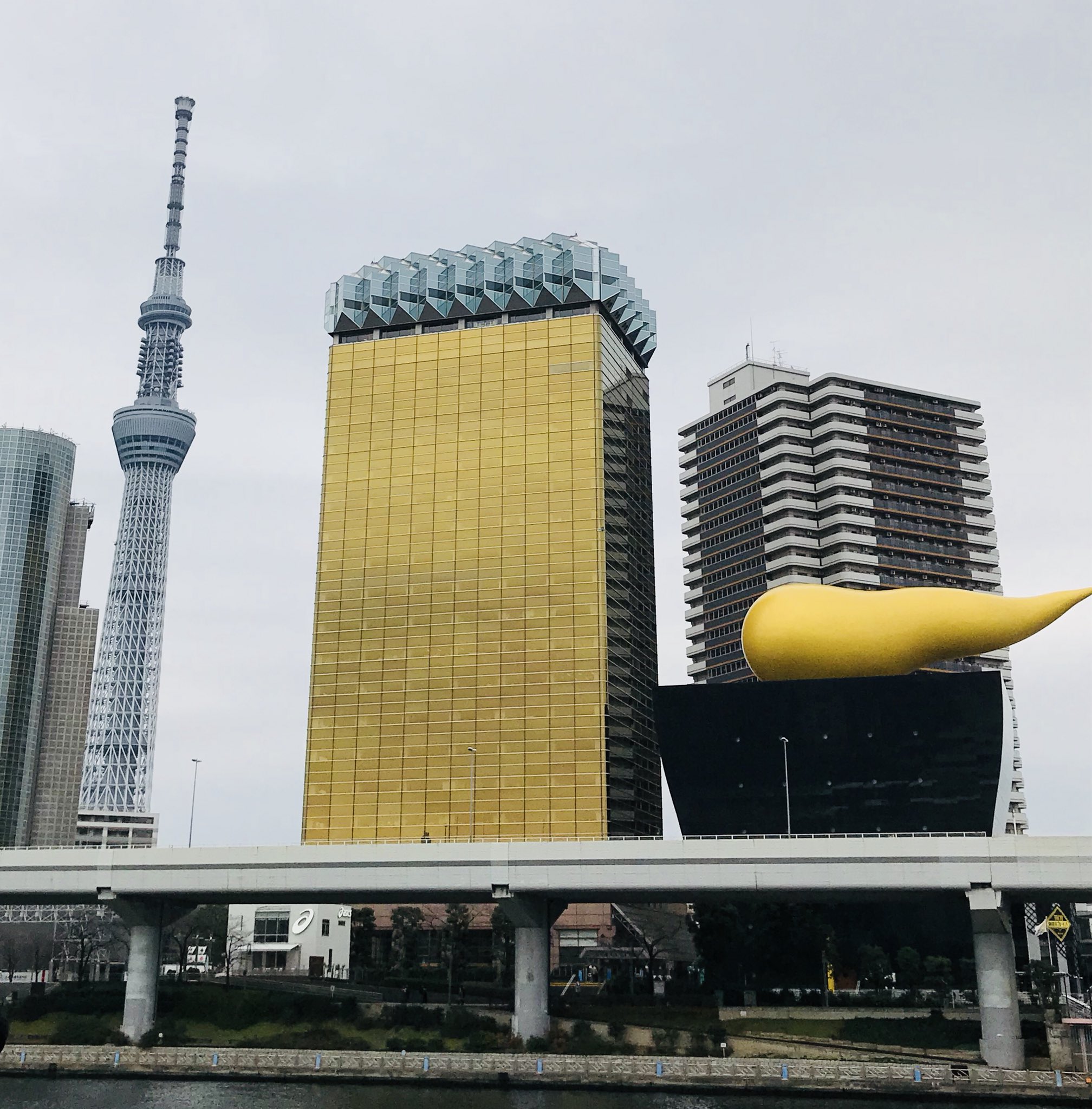 エミ 浅草にて 東京スカイツリーとアサヒビール本社ビル 東京スカイツリー アサヒビール本社ビル 浅草 吾妻橋 東京クルーズ T Co Cpl4ol4ncj Twitter