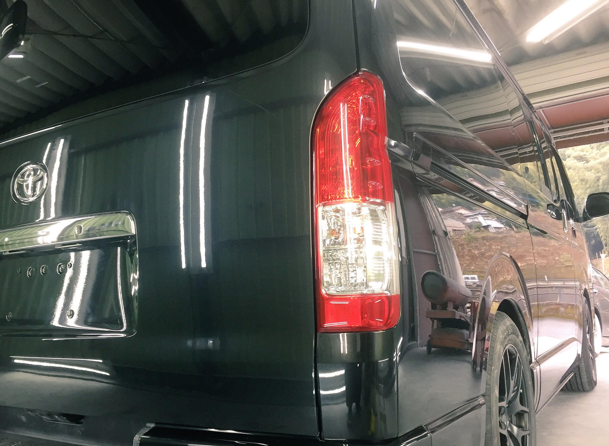 よしぞう 2日間よく頑張りました 磨きすぎたのか それとも塗りすぎたのか まぁまだまだ改善点は沢山 色々なやり方を試してみるとしよう ハイエース Super Gl 板金塗装 トヨタ9 ガンメタ 磨き ポリッシャー T