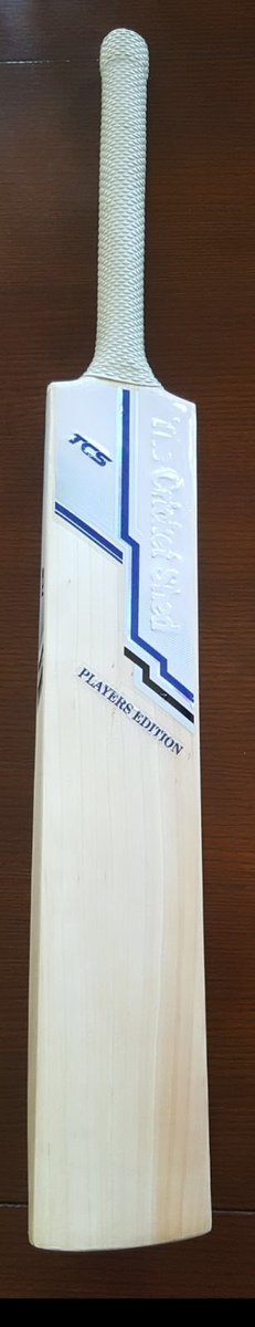 Allthegear99's tweet photo. Another beautiful “budget cricket bat” from TCS:

Weight: 2.9
Semi Oval handle
Fitted toe guard

Price: £75 + postage!

#Cricket #Bat #TCS #BudgetBat #SuperbValue #PlayersEdition #AllThGear #SemiOval #Bargain https://t.co/qvPYXWJvvB