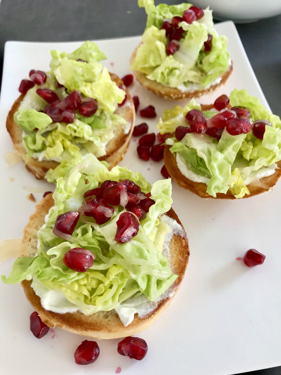 ak7ways's tweet photo. @ShindouShuichii Bericht Nr. 1: Geröstetes Brot, Ziegenfrischkäse, Avocado, Salat, Granatapfel, Honig. https://t.co/lDPL7zJLHW