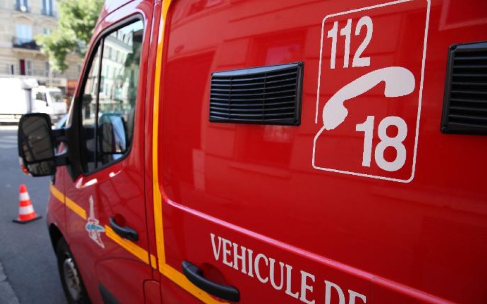 PoliceRealites's tweet photo. Lyon. Des pompiers viennent en aide à une jeune fille, ils sont insultés et menacés avec un couteau par plusieurs individus https://t.co/572OOoh19I https://t.co/wXZpqMARQs