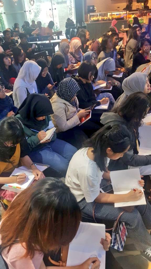 gerypur's tweet photo. Serunya #SamsungSmartHub hari ini. Kerjasama #TemanCerita dng SAMSUNG INDONESIA. @Samsung_ID
"Make a living from your drawing" bsm Kathrinna "gambarNana" @annirhtak
Semua bersemangat utk bikin komik, bukan cuma buat iseng, tp jg jadi profesi yg bisa menghasilkan.
👍😁 https://t.co/JXcwjjVoi5
