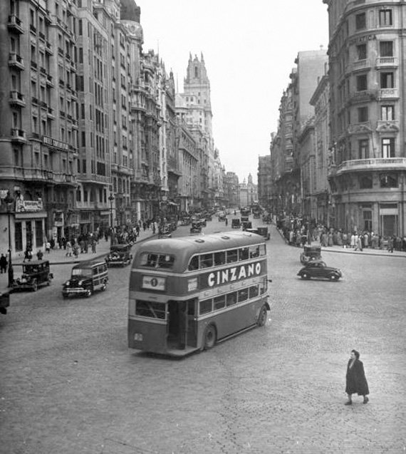 Regresamos a 1954 con esta preciosa imagen de #GranVia y los míticos buses de dos pisos que desaparecieron en los años 70 
#FelizDomingo #Madrid