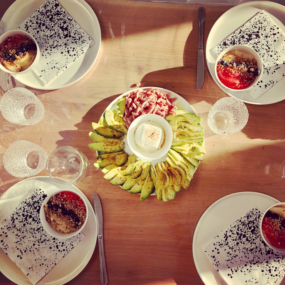 MarjorieCarrein's tweet photo. But first, breakfast. #breakslow #sunnysundays #homemade ❄️☀️❄️☕️🥑🍎 https://t.co/0Sxldidgtt