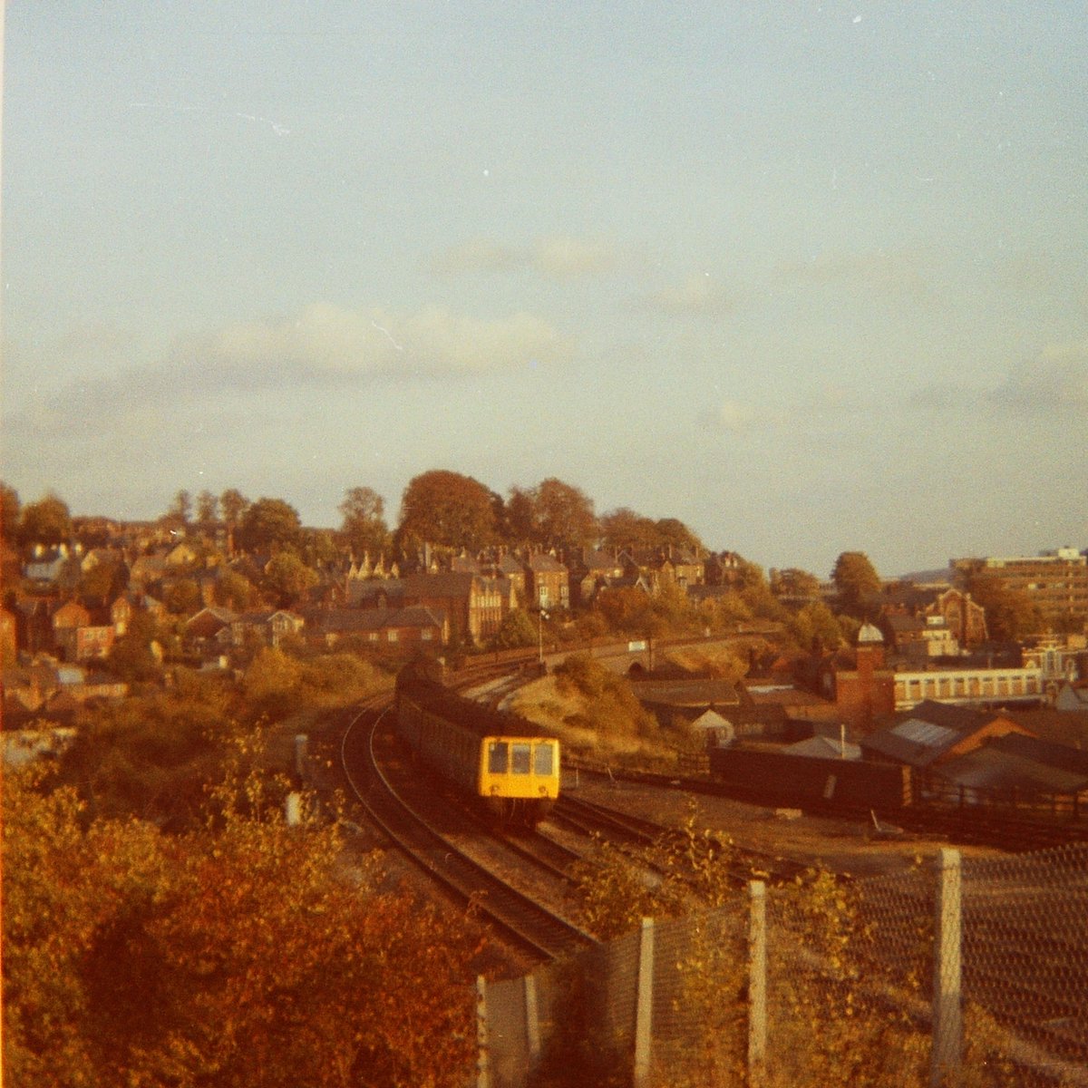 GingertrevTrev's tweet image. #ChilternLine Autumn 1980 style.  A #Class115 dmu heading north over the Bellfield Road bridge in #HighWycombe   The signal box at this spot had been removed a few years earlier @chilternrailway