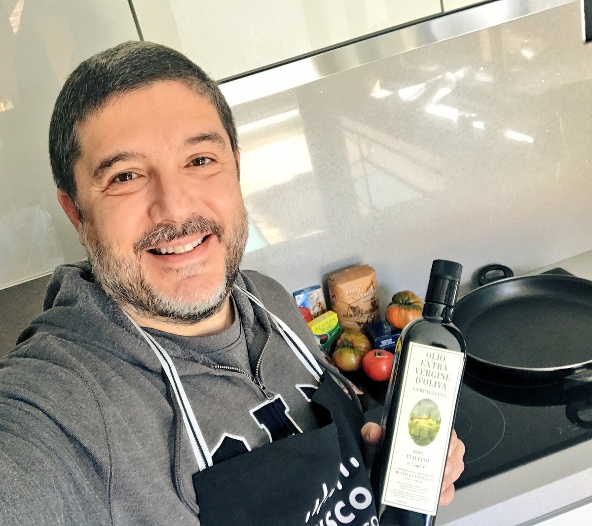 santiagosolanas's tweet photo. Thank you @grassi_federico for your amazing #oliveoil, which I will use today to make a #paella... the best of #Italia and #España 🇮🇹🇪🇸#WeAreCisco @ComputerGross @CiscoItalia @cisco_spain #CiscoSouth #WeekendCook https://t.co/bGqHQtWWPT