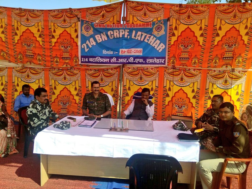 TeamLatehar's tweet photo. @LateharDistrict के #कुमण्डीह इलाके में स्थित @crpfindia #214b ने #सिविकएक्शनप्रोग्राम का आयोजन किया, जिसमें #DC #RajeevKumar शिरकत की और मौजूद बच्चे को टॉपी व बिस्किट के साथ असहाय व बुजुर्ग को कपड़ा प्रदान किया, मौके पर @LateharPolice #SP #प्रशांतआनंद केसाथ #B/Comm व जवान शामिल https://t.co/asfM5fqKb4