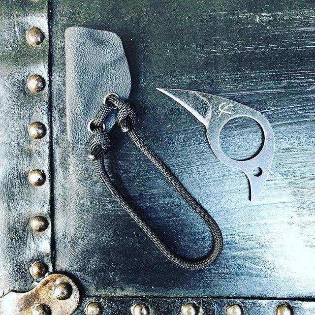 PROTEGOR's tweet photo. Finally got mine @fred.perrin.concept new SOE claw #fredperrin #fredperrinknives #griffe #knife #knifemaking #coutellerie #forge #forgeron #cutlery https://t.co/mD34t8yNWi https://t.co/lrz4wNJn4p
