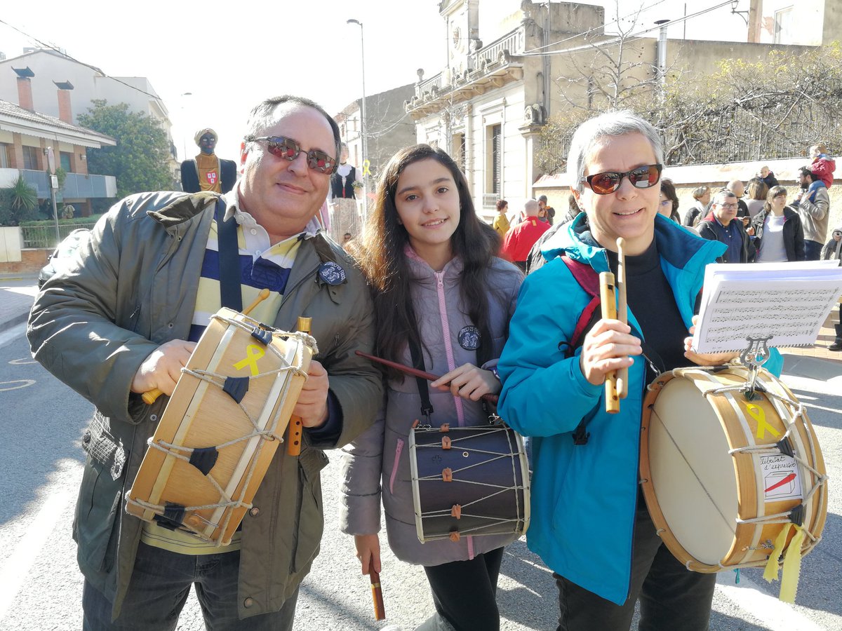 coralmasbadia's tweet photo. Molt bona rebuda dels companys de @gegantsentmenat en la seva festa del 30è aniversari d'en Menna i la Caterina. La #Norilca dels #gegants de @AVV_Via_Europa i els músics del #DimecresFlabiol de #Mataró gaudint d'aquesta festa. https://t.co/IvBOKHDQtk