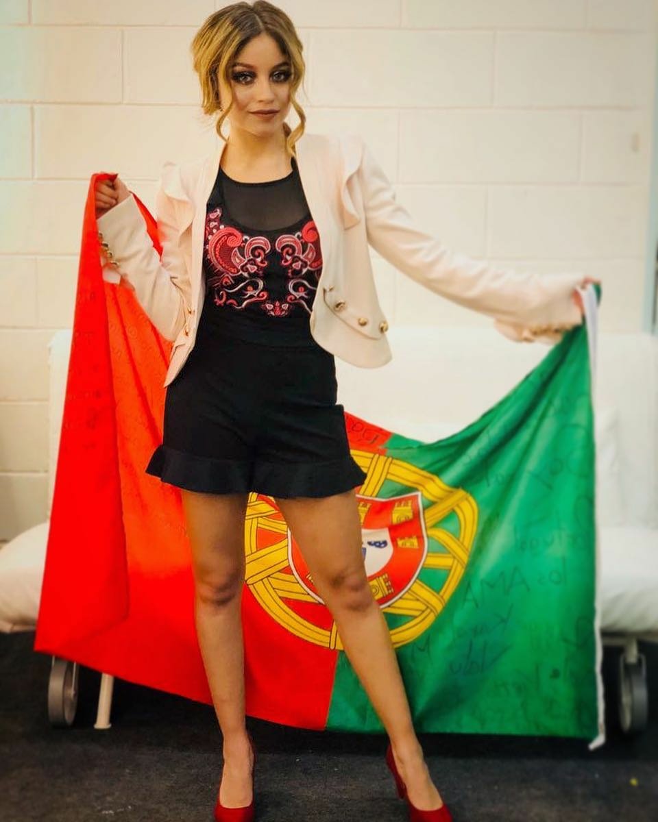 ela é tão pequenina e tão linda