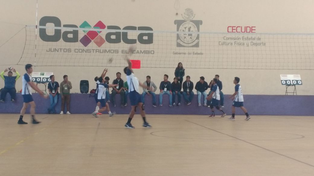 GiselaBlasP's tweet photo. Con la emoción a todo lo que da en el gimnasio Flores Magón. Final de voleibol varonil entre @utvco y UT Centro de Veracruz. #ERDCUT #Oaxaca2018 https://t.co/zhu03iY5Cl