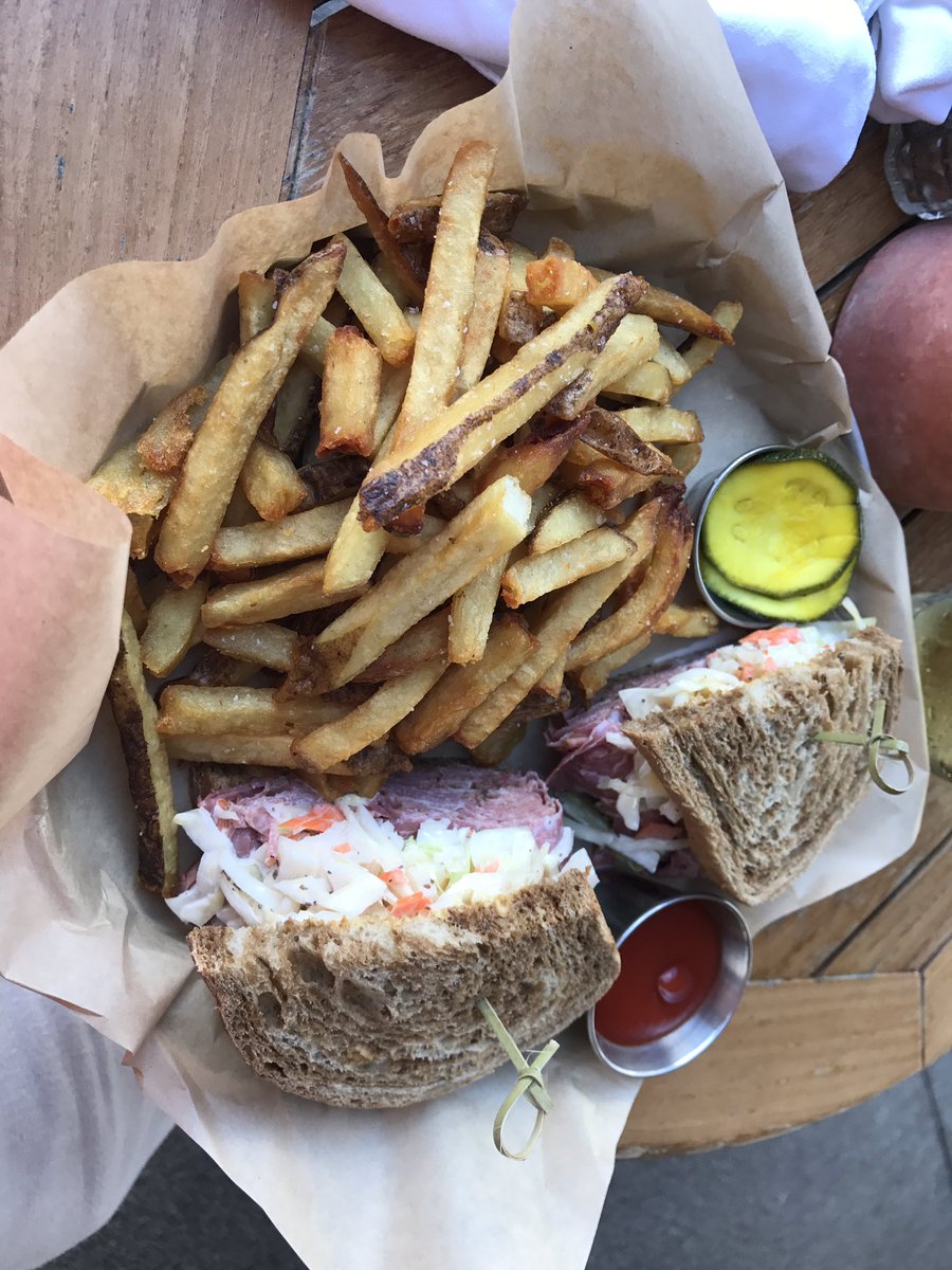 BigPoppy67's tweet image. Great new place for food and drinks. First visit gets 5 stars! #kitchensync #foodie #yeahthatgreenville