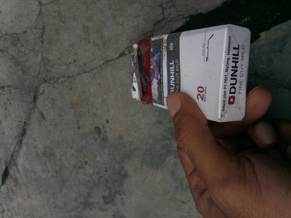 dafier's tweet photo. Ditemukan bungkus Rokok Dunhill diproduksi oleh pt PDIT Indonesia di Kawasan Solo Car Free Day pada Minggu pagi, 25 Februari 2018 @EHSolo @EHindonesia
#NyampahDiTimeline #IniAksiku #ConnecttoEarth https://t.co/Cvn4R9mAj6