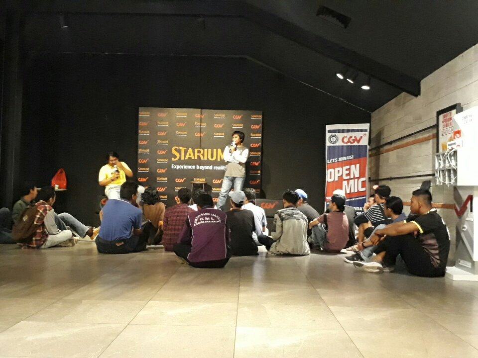 Mimin sudah disini loh,yuk dateng ke #DistribusiPuisi acara ulang tahun kita yg ke-5 💞🎂