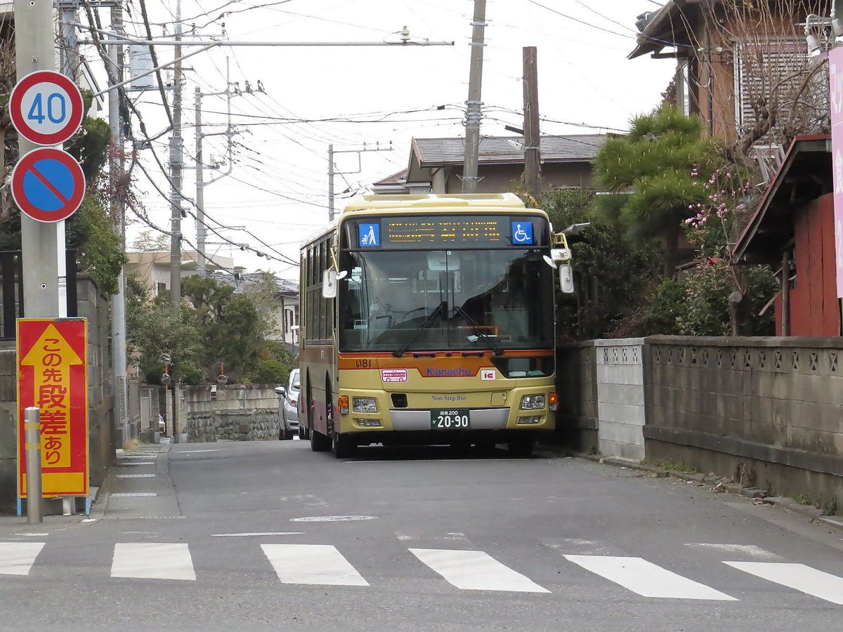 O Xrhsths しぶ 鉄道 バス垢 Sto Twitter 坂間停留所付近の根坂間交差点を行き交う平塚 伊勢原 秦野の各車 大町方面はここから先は道幅が狭く大型車同士のすれ違いが厳しいのでよく確認してから進入します 伊18 は伊勢原担当路線で平塚駅に行かない系統では