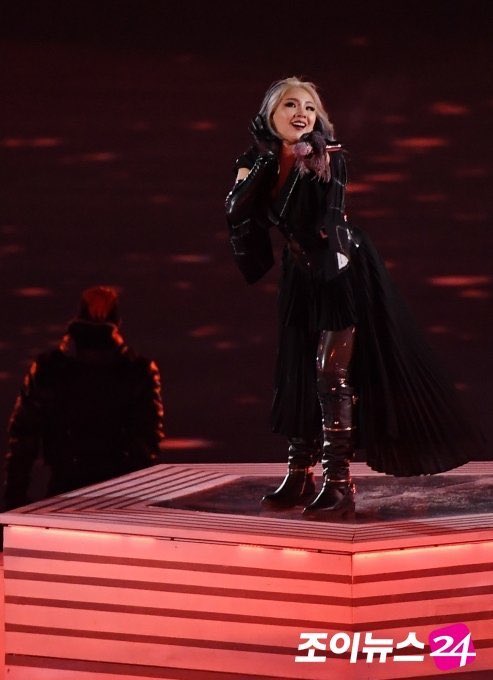 CL2NE1INDO's tweet photo. [PIC] 180225 #CLatTheOlympics ⑵ https://t.co/ZUGRl70f7Q