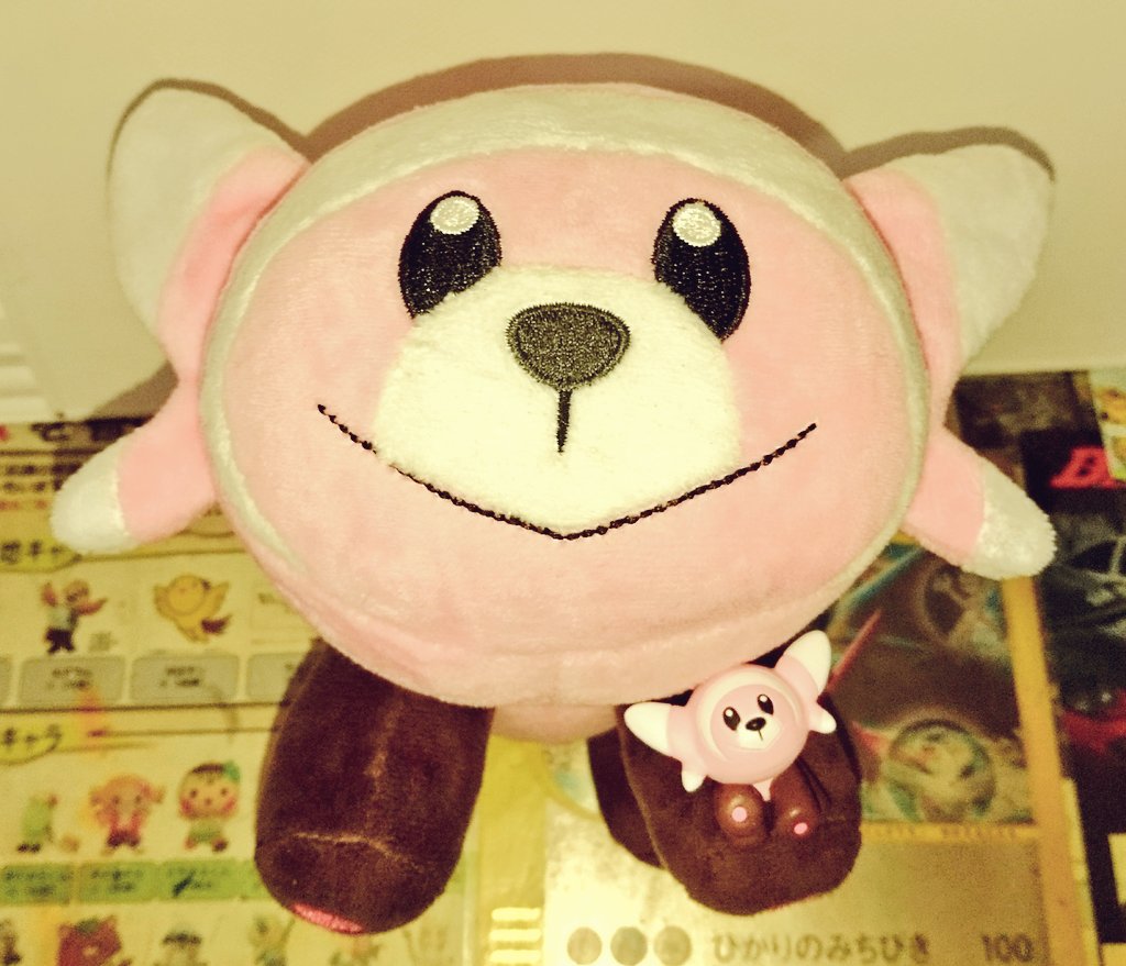 Twitter 上的 あるて ぬ モンコレ のヌイコグマさん うちにもやって来ました おしりのタグも再現されてて 上出来だと思います トミカと比べると化け物サイズですが愛らしいです スマホ置きと化してる ダブルタグのぬいぐるみの ヌイコグマさんと並べるともう