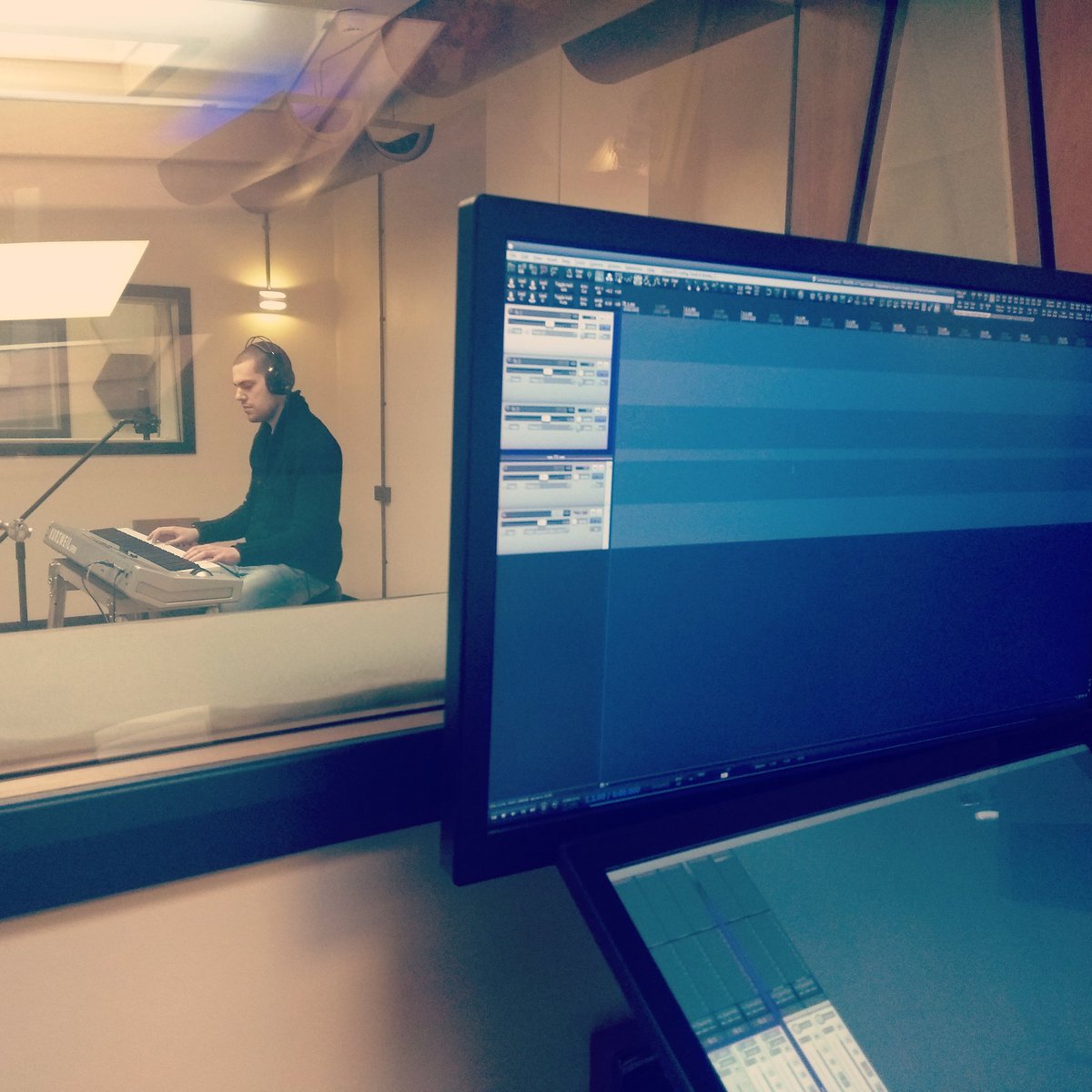 Going live soon over on my Facebook page - with <a href="/theroundlondon/">The Round</a> #livemusic #studio #exclusive #singersongwriter