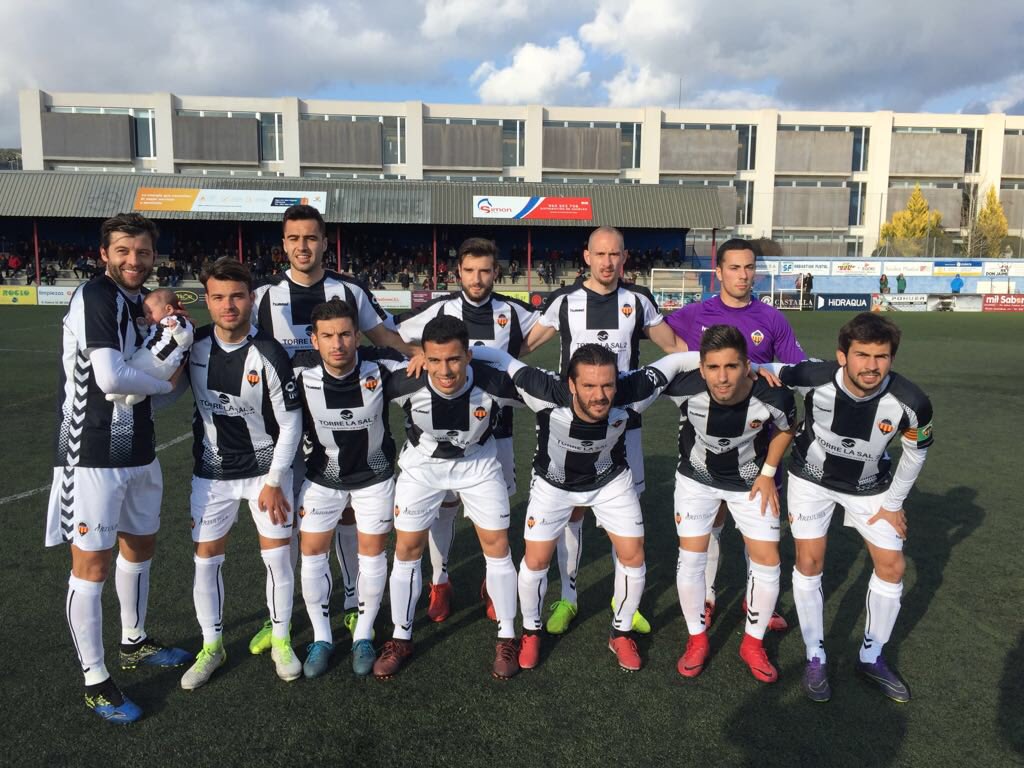 HMohedo's tweet photo. Un día más salimos vencedores de una dura batalla en campos que reina otro fútbol...súper contentos con el esfuerzo y trabajo de este equipo!!Está victoria va para ti VICENTE AYEN!!��💪⚪️⚫️⚽️PPO!!! https://t.co/iXkDKd4jR9