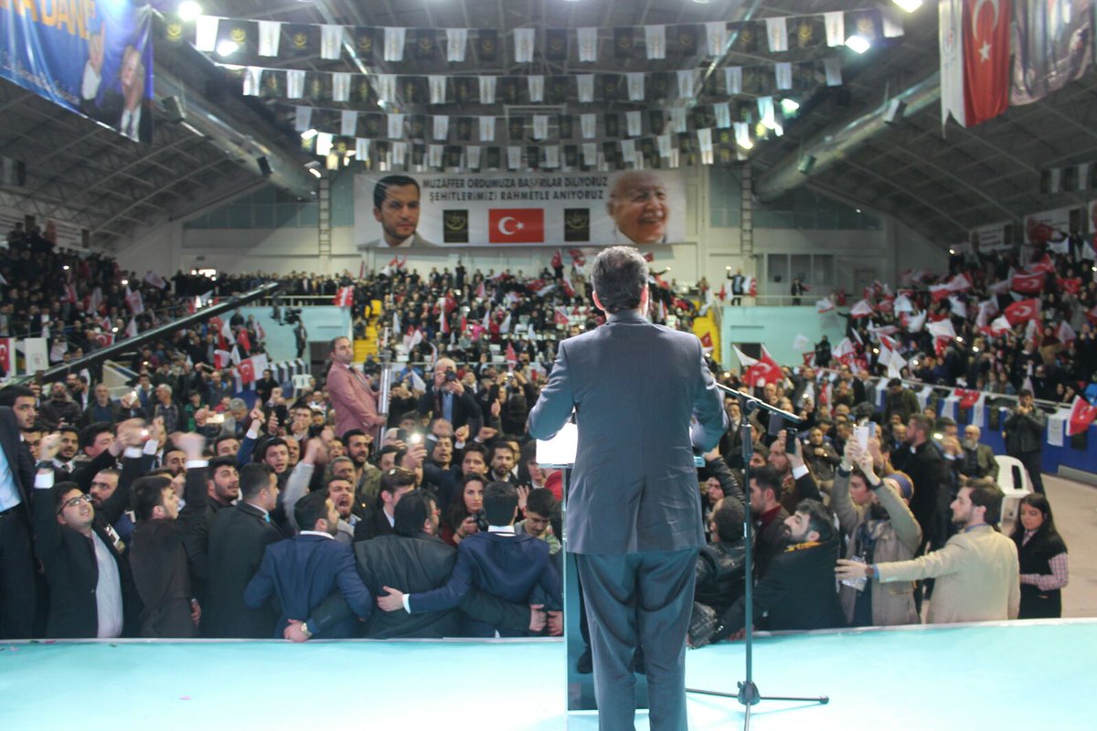 Binlerce Erbakan sevdalısı bu salonda, heyecan ve azim bu salonda. Elhamdulillah..