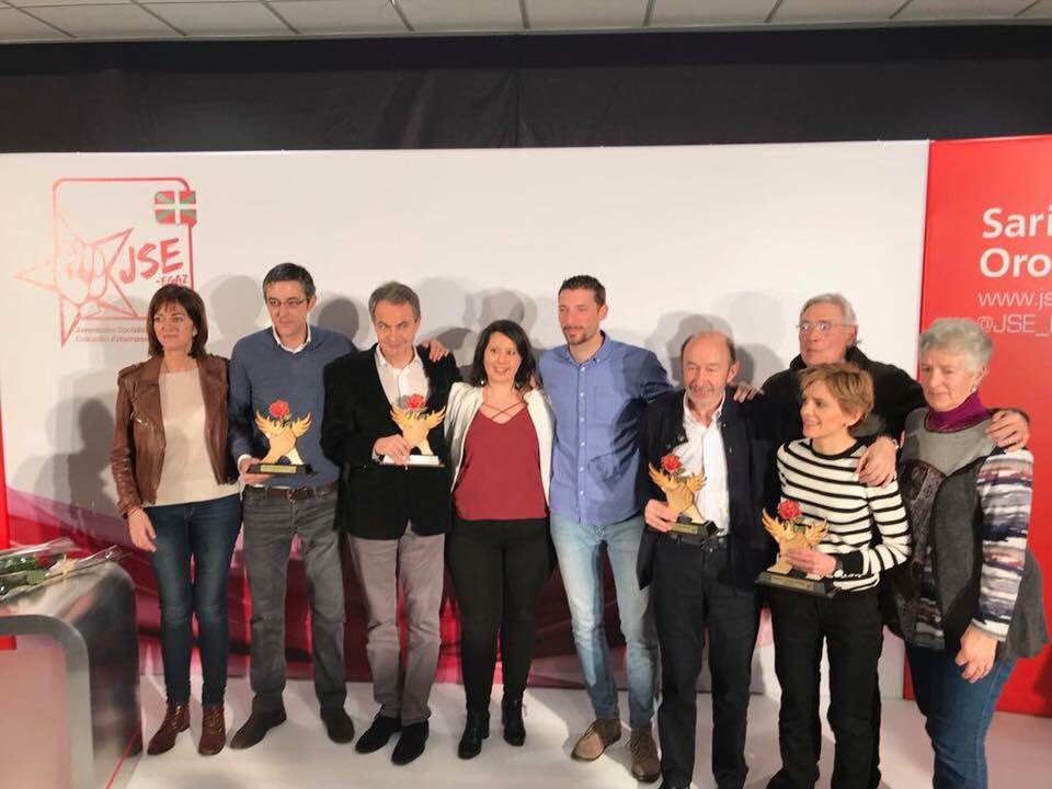 Hoy he recogido en Donostia el premio por La Paz de las Juventudes Socialistas de Euskadi, junto a José Luis, Edu y los representantes de la librería Lagun. Un gran honor.