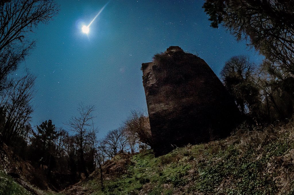 bita_mos's tweet photo. Nocturna da @TorreCaldaloba 📸 O mariscal, Pedro Pardo de Cela, saúdanos dende o máis alén 🦅⚔️🛡 https://t.co/sVFz0YjR6z