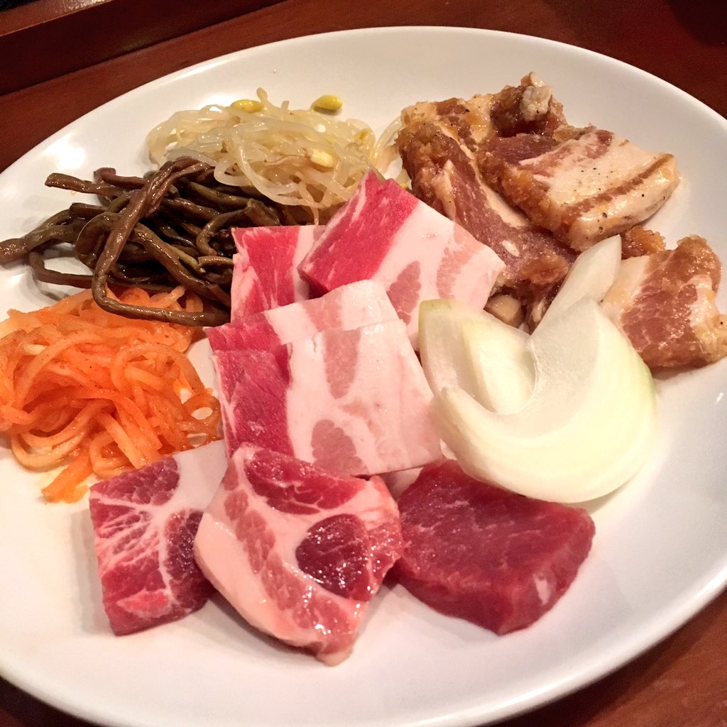 坂部秀治 3 7 9北海道 更新が遅くなってしまいましたが 昨夜は東京 都新宿区 ヘルシー韓友家にて韓国料理を楽しむ事に 今回は店舗お勧めサムギョプサルコースを注文 手作りパンチャンも食べ放題 予約必至の看板メニューとなっています T Co