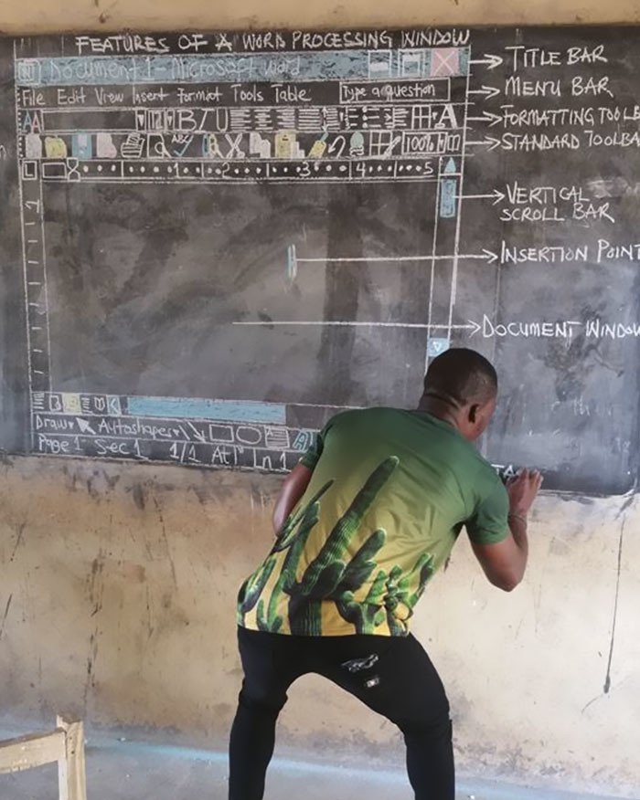 El mundo necesita más gente como Owura Kwadwo.

Este profesor de informática de Ghana, enseña a sus alumnos a usar Microsoft Word, SIN ORDENADOR.

Gracias a su historia, ha conseguido que muchas empresas donen ordenadores para sus alumnos, ya que no tenían ninguno en su colegio.