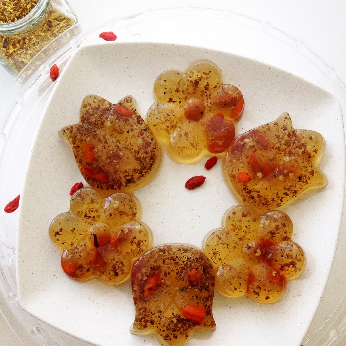 Have some Osmanthus & Goji Berry Konnyaku jelly for Day 10 of #lunarnewyear

bit.ly/2BRezAJ

#konnyaku #konnyakujelly #osmanthusjelly #guihuagao #羊羹 #chinesenewyear #桂花糕 #桂花啫喱 #初十 #水晶桂花糕 #水晶桂花羊羹 #农历新年 #杞子桂花糕 #vegan #vegetarian #dessert