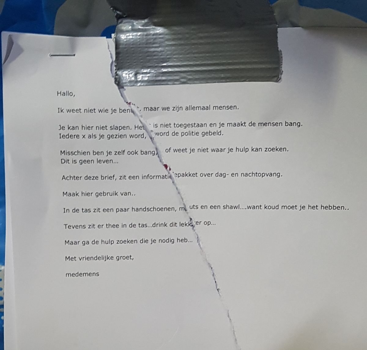Collega's van politie Katwijk controleerden vannacht een portiek van een flat. Bewoners hadden al eerder deze week gemeld dat er snachts een man zou slapen.
Tijdens de controle werd de man niet aangetroffen, maar wel een brief voor hem en een tas met spullen. (1/2) ^tw