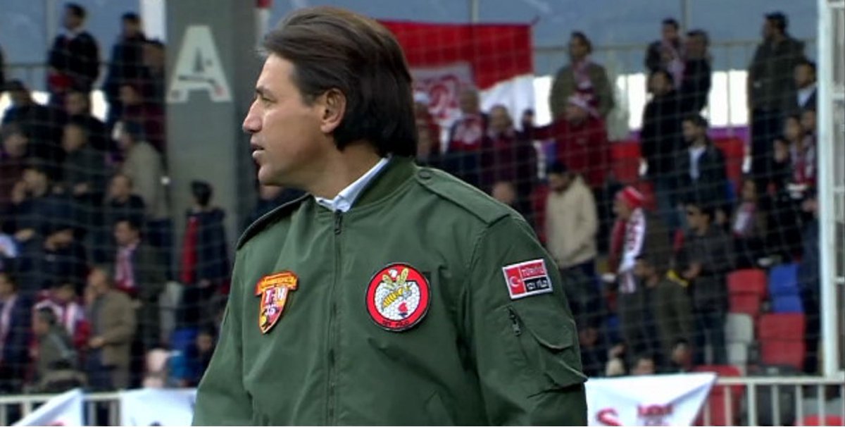 Eğitim uçuşunda Şehit olan askerlerimiz anısına Sivasspor maçına pilot montuyla çıkan Tamer Tuna'yı gözlerinden öpüyoruz. 👏🇹🇷