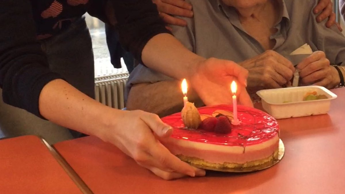 GivingInParis's tweet photo. Celebrating the 96th birthday of a wonderful old lady and a former brain researcher. With a cake from our volunteer Natasha ❤️ #volunteering #bénévole #bénévolat #GivingInParis #Paris #Charity https://t.co/1G6KkzbTHK