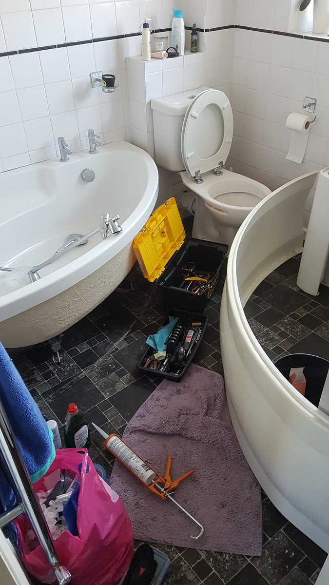 RacingCM's tweet image. Is this not what weekends are for? (Appart from STEM and sailing)

 #makeamess #DIY #bathroom @BandQ @BlackAndDecker_