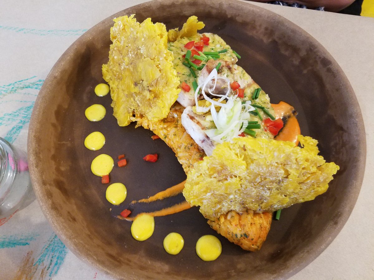 Pesca de Galápagos con patacones y salsa de coco en el restaurante De La Llama en Quito  #SaboresDeEcuador