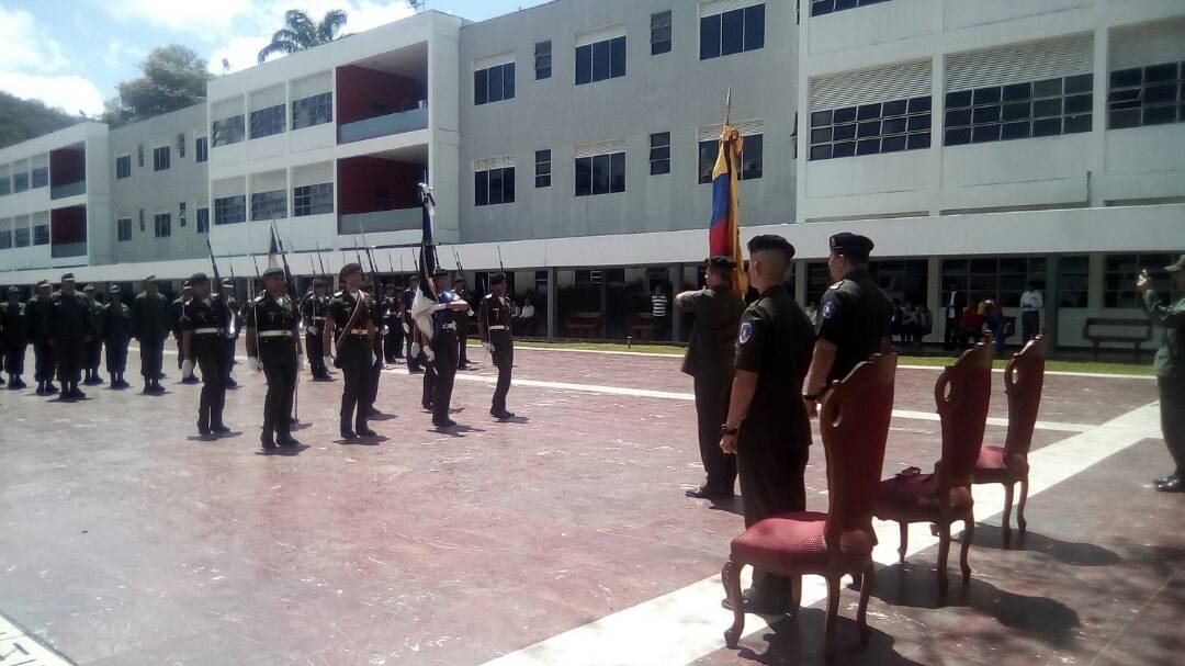 direducejb's tweet photo. Subdirector de @direducejb #CnelJoséRomero precidió el Acto de Recepción de los Aspirantes #CEFOC y Ósculo a nuestra Bandera en la gloriosa @ameb_vzla del @EjercitoFANB #CunadelaRevolución #FuturosOficialesdelaPatria https://t.co/bOyujNkOe1