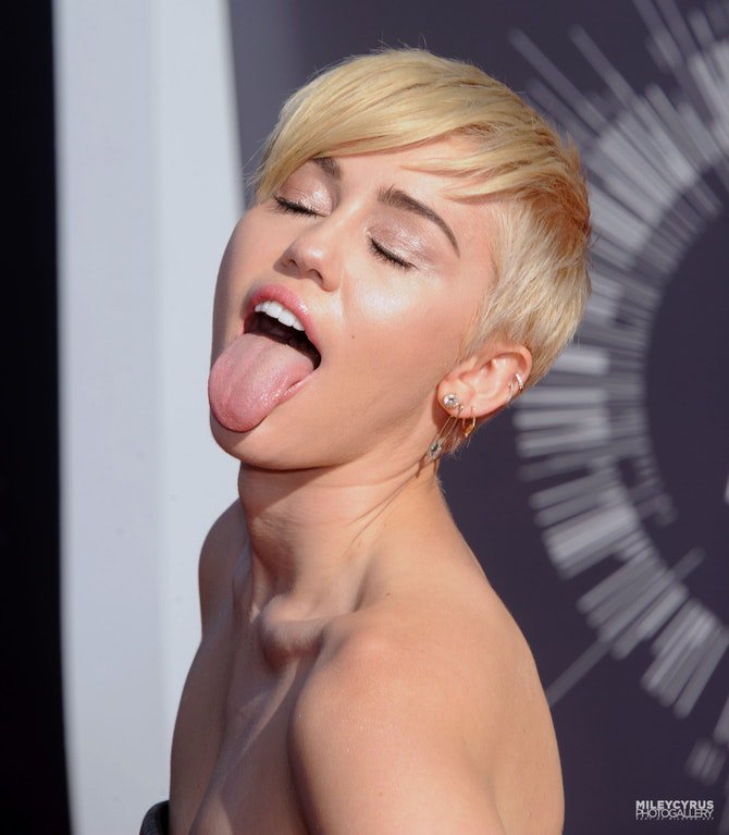 fappeningsauce.com/miley-cyrus-nude-pics-her. 