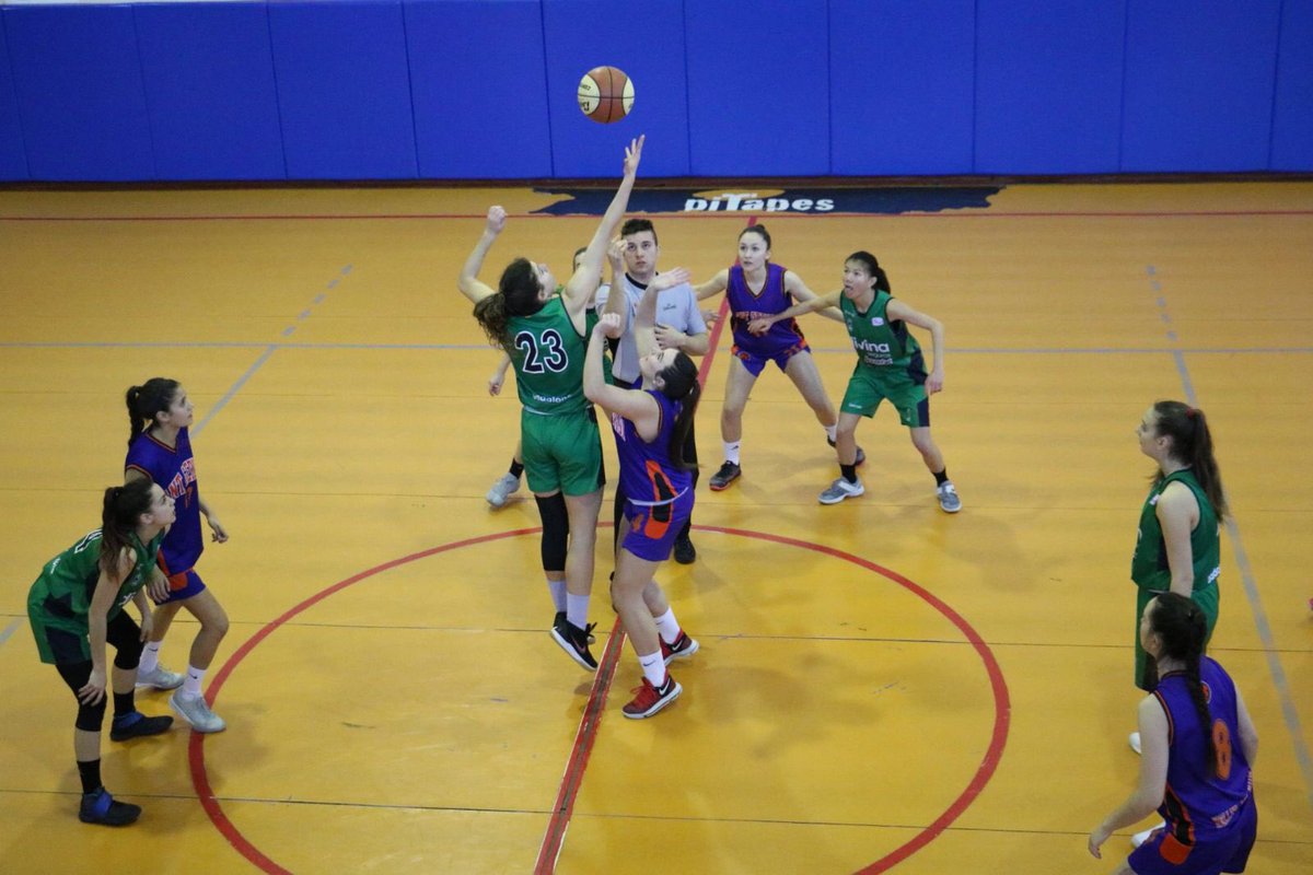 joventutfemeni's tweet photo. Partit molt treballat del #junbJF que guanya 72-79 @BasquetSantG #ResultatsJF #BadalonaÉsFutur https://t.co/kqgNycs3On