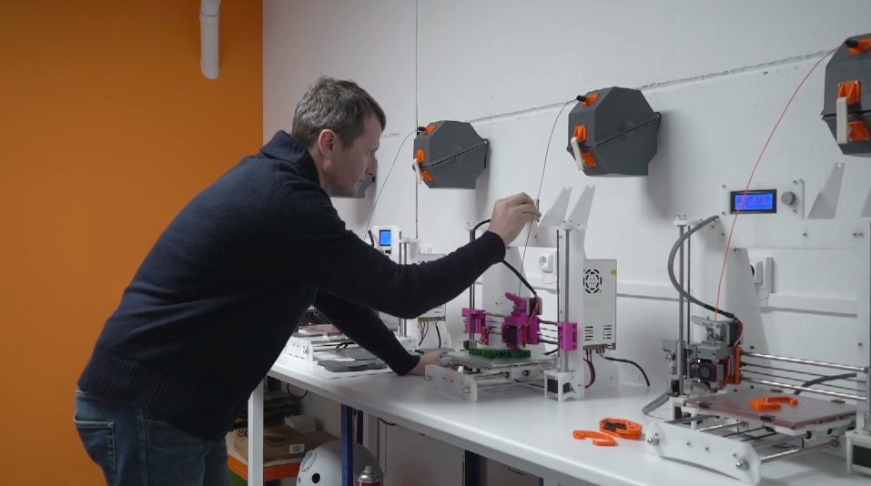 BalearsFCiencia's tweet photo. #JoseEsteban @Balear3D "Habrá una impressora 3D en cada casa, hay que darle tiempo” #BalearsFaCiènciaIB3 @IB3televisio @FECYT_Ciencia https://t.co/f9c4djsybZ