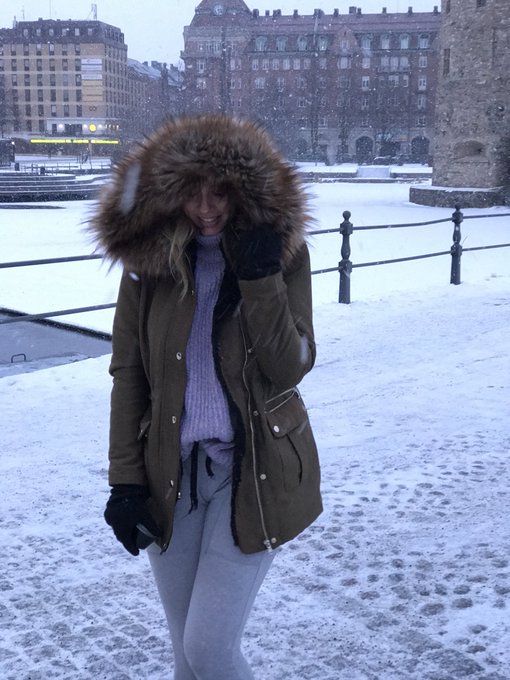 Caught in a snowstorm ❄️🙈 https://t.co/YgAAr7nZnq<a href="/tag/sellingsunset"class="tags"><span>#sellingsunset</span></a>