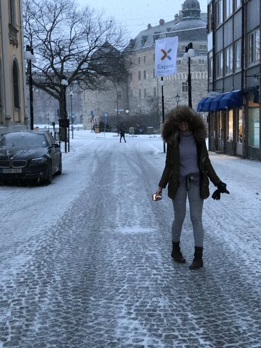 Caught in a snowstorm ❄️🙈 https://t.co/YgAAr7nZnq<a href="/tag/sellingsunset"class="tags"><span>#sellingsunset</span></a>